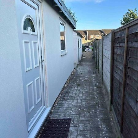 Cozy Cabin Independent Ensuite جيلدفورد المظهر الخارجي الصورة