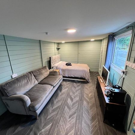 Cozy Cabin Independent Ensuite جيلدفورد المظهر الخارجي الصورة