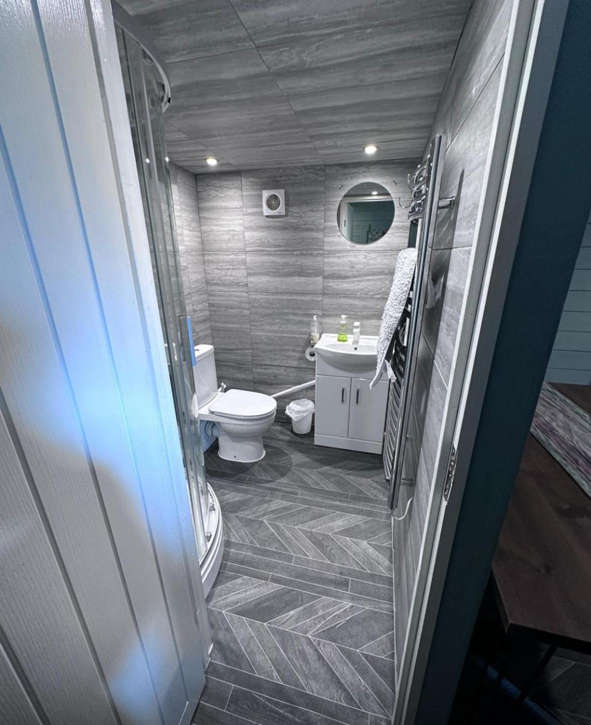 Cozy Cabin Independent Ensuite جيلدفورد المظهر الخارجي الصورة