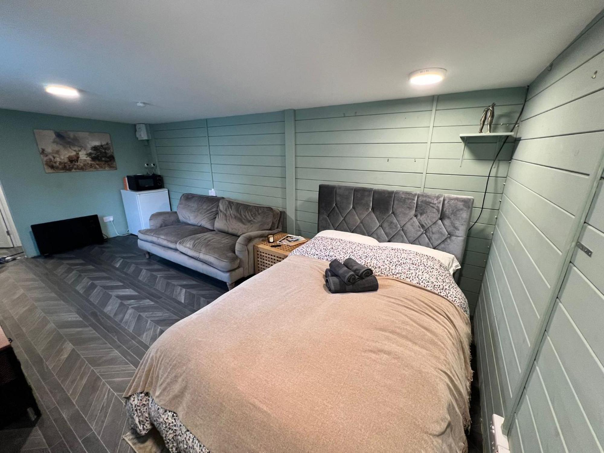 Cozy Cabin Independent Ensuite جيلدفورد المظهر الخارجي الصورة