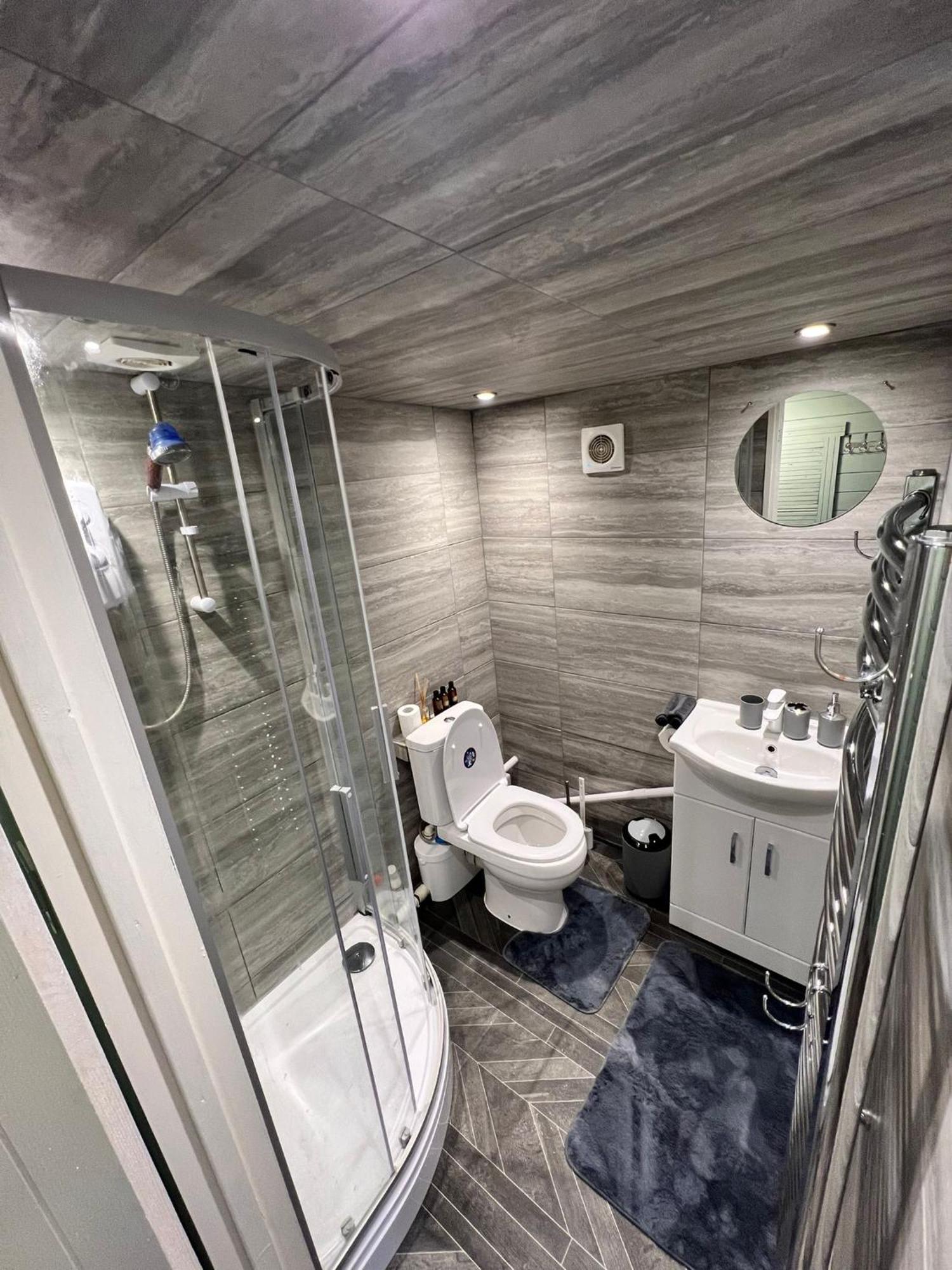 Cozy Cabin Independent Ensuite جيلدفورد المظهر الخارجي الصورة