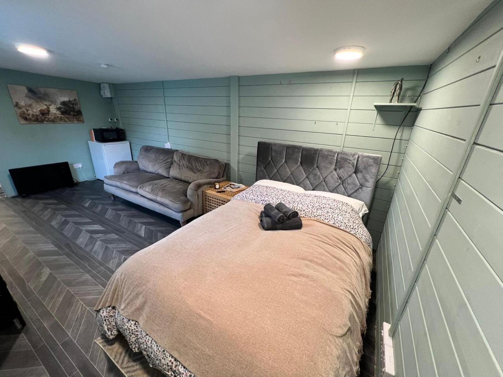 Cozy Cabin Independent Ensuite جيلدفورد المظهر الخارجي الصورة