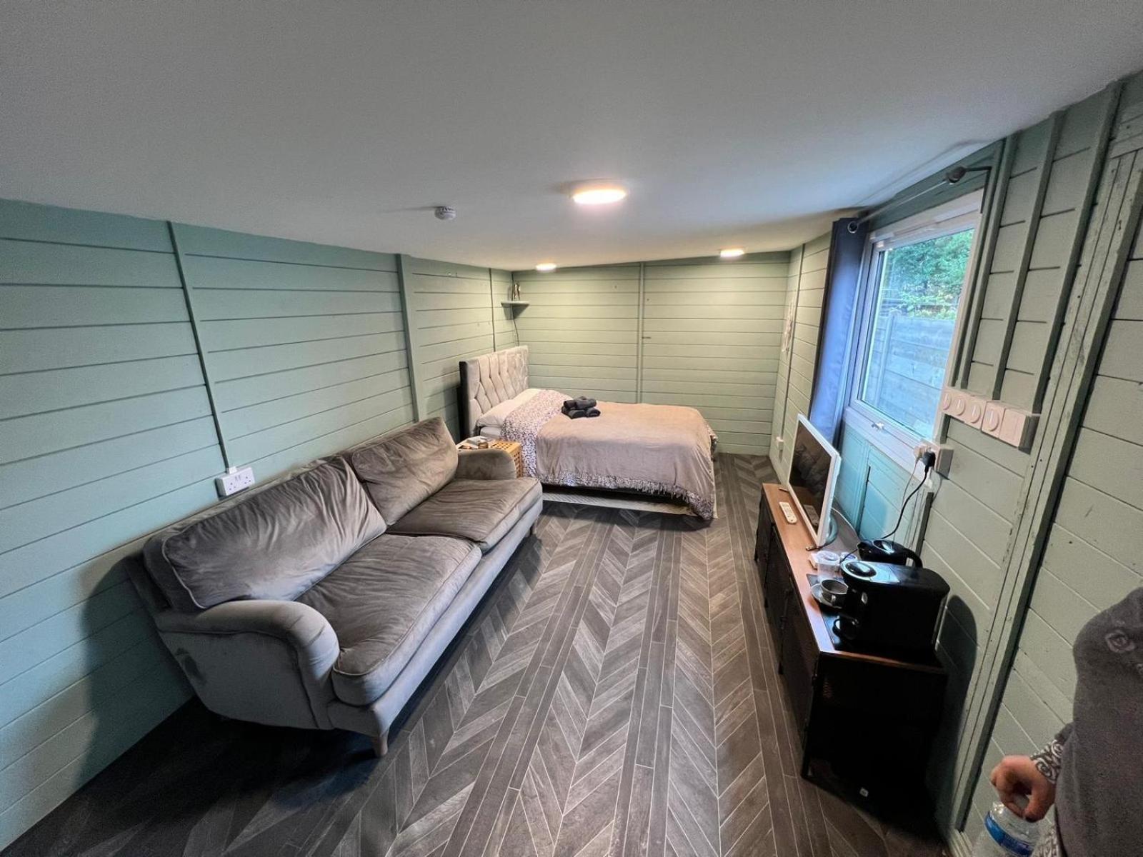 Cozy Cabin Independent Ensuite جيلدفورد المظهر الخارجي الصورة